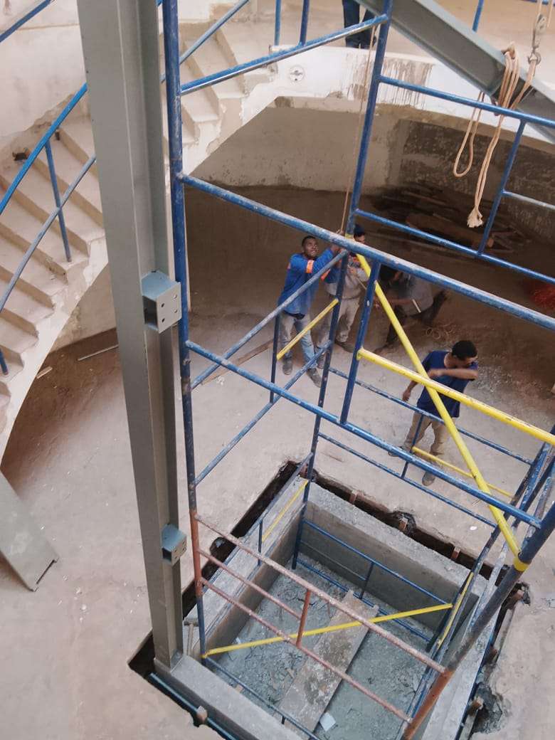 Andaime montado para apoiar a instalação de uma estrutura metálica vertical
