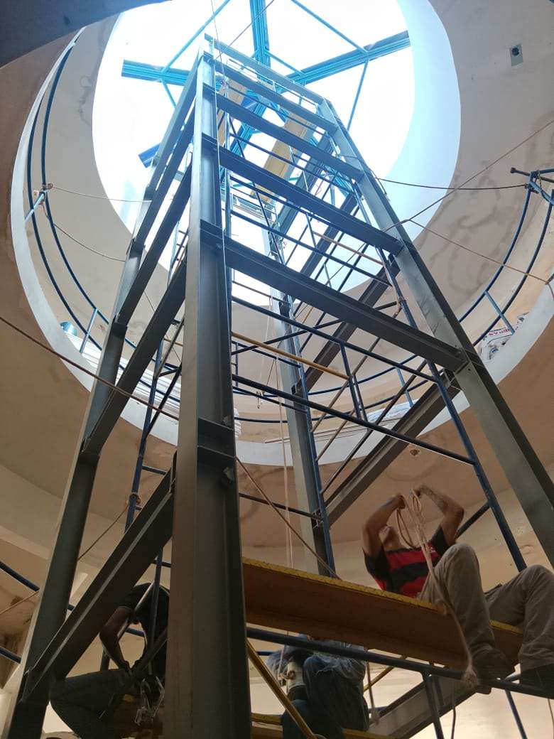 Andaime instalado dentro de um vão circular durante a montagem de uma estrutura metálica