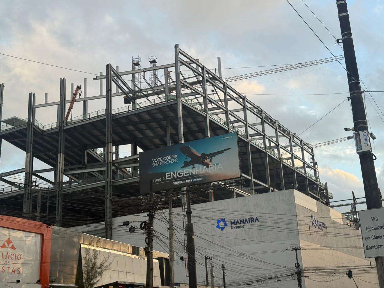 Andaimes montados junto à fachada de uma edificação industrial em construção