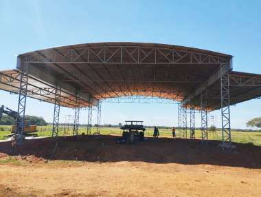 Galpão aberto com estrutura e cobertura arqueada
