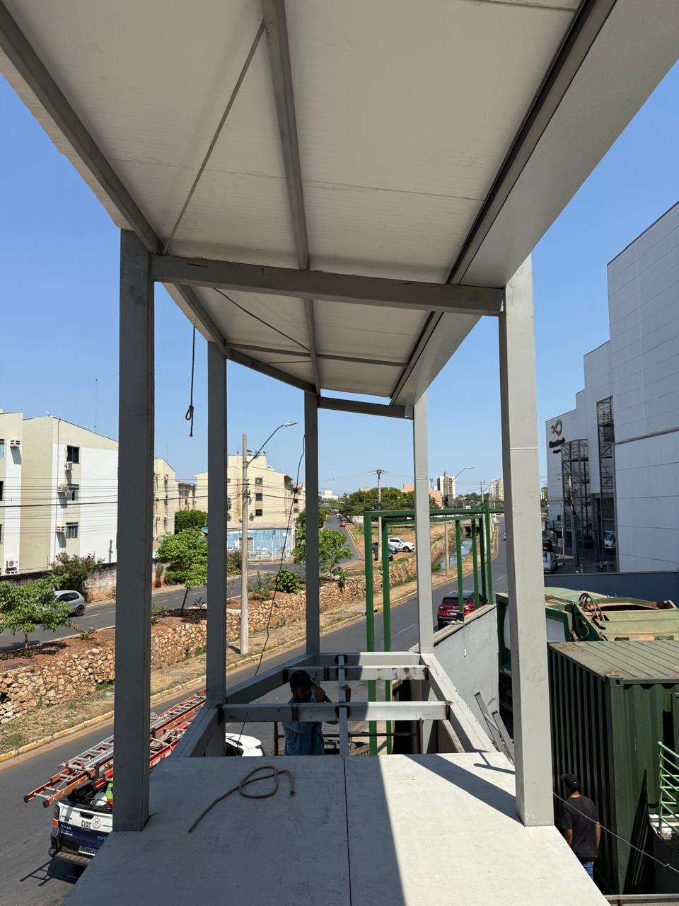 Cobertura metálica instalada sobre uma passagem externa elevada