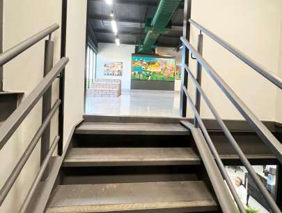 Escada metálica com corrimãos nas laterais