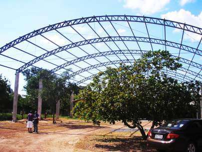 Treliças metálicas arqueadas montadas antes da instalação da cobertura