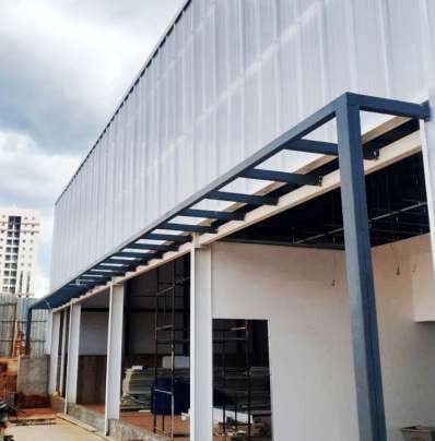 Estrutura metálica de fachada vista pela lateral de um edifício
