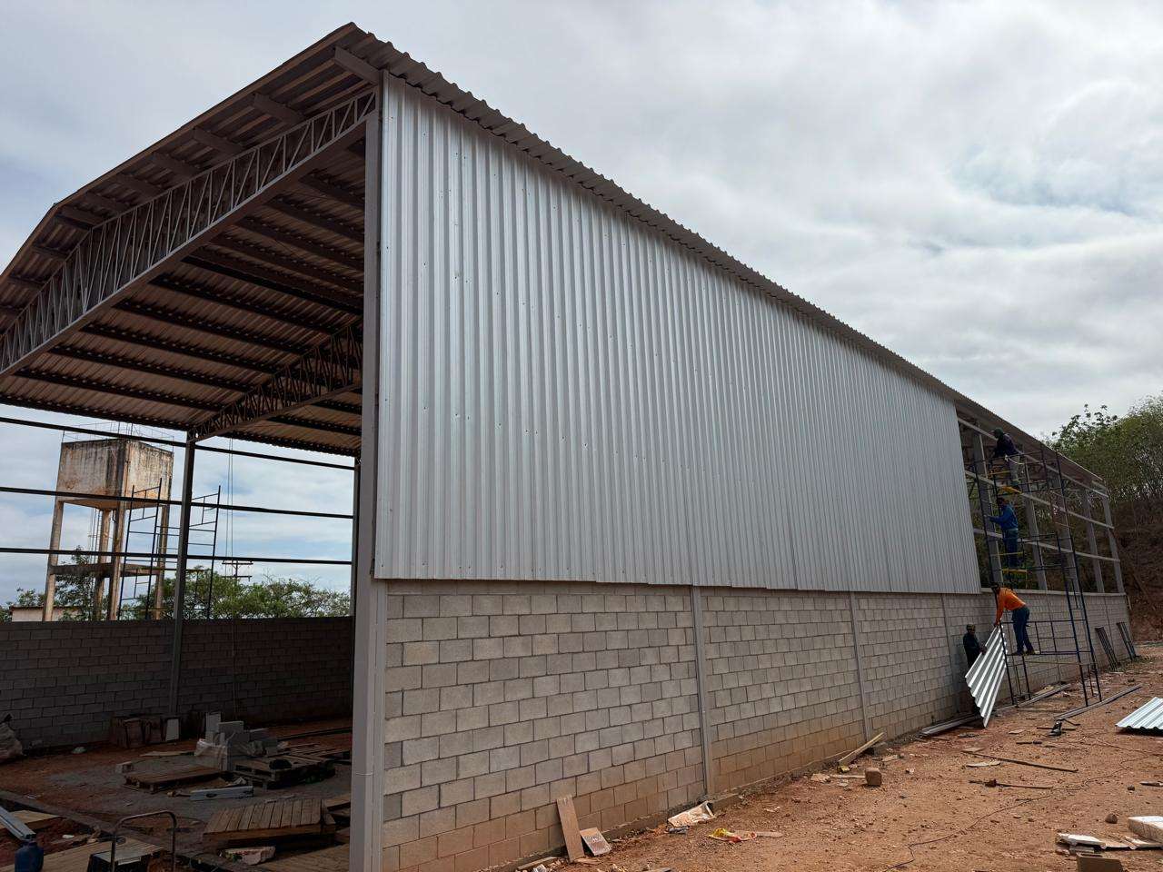 Galpão com estrutura metálica, cobertura e fechamento lateral em telhas metálicas