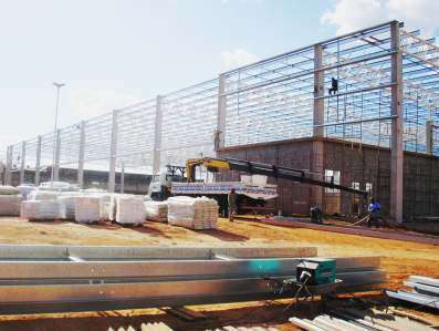 Guindaste içando componente de uma estrutura metálica